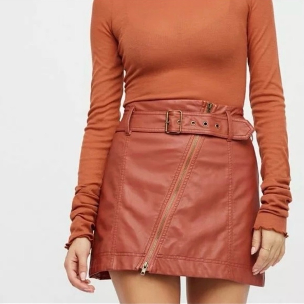 Free People- women’s faux leather mini skirt Rust brown Asymmetrical zipper SZ 4